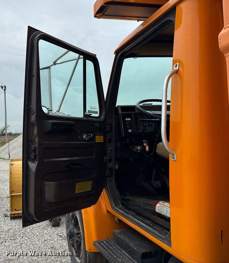 image for item DI9054 1991 International F-4900 dump truck