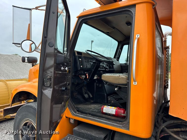 image for item DI9054 1991 International F-4900 dump truck