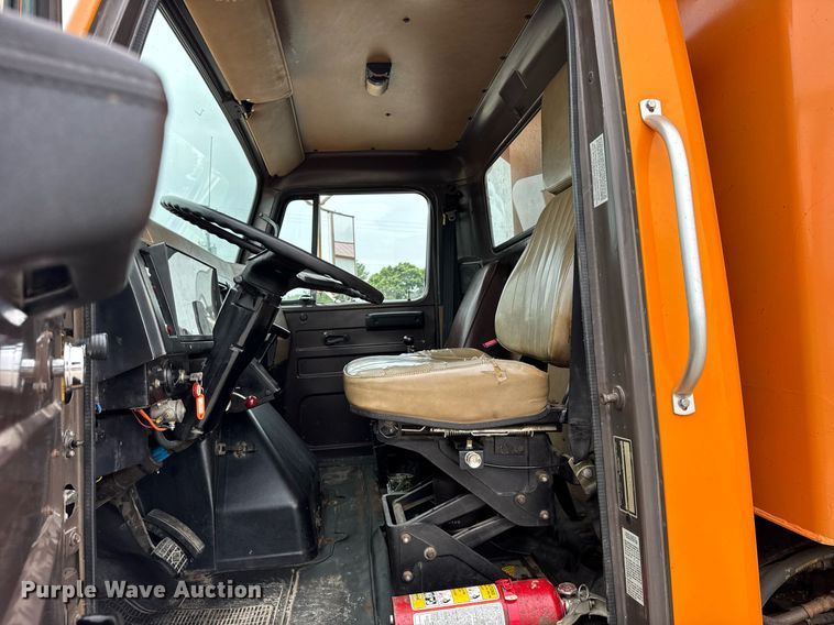 image for item DI9054 1991 International F-4900 dump truck