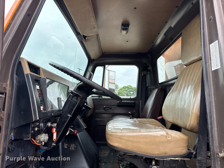 image for item DI9054 1991 International F-4900 dump truck