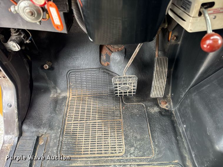 image for item DI9054 1991 International F-4900 dump truck