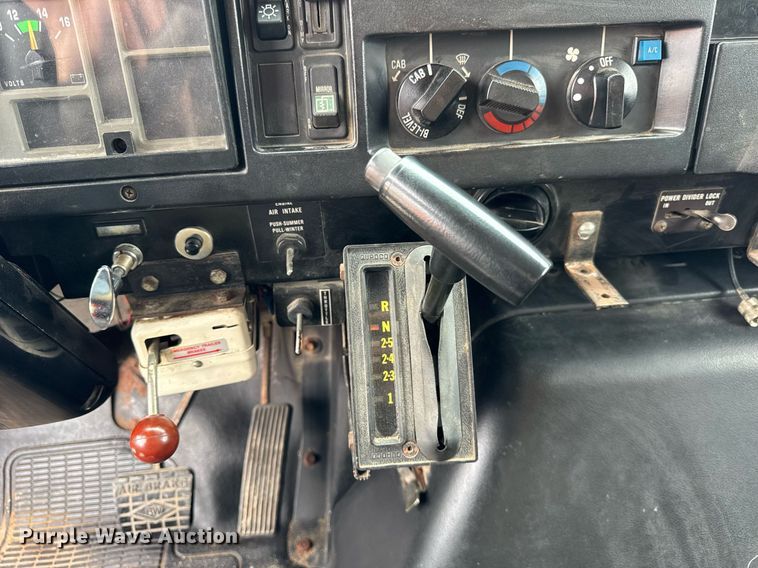 image for item DI9054 1991 International F-4900 dump truck