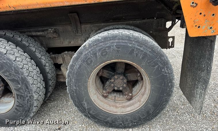 image for item DI9054 1991 International F-4900 dump truck