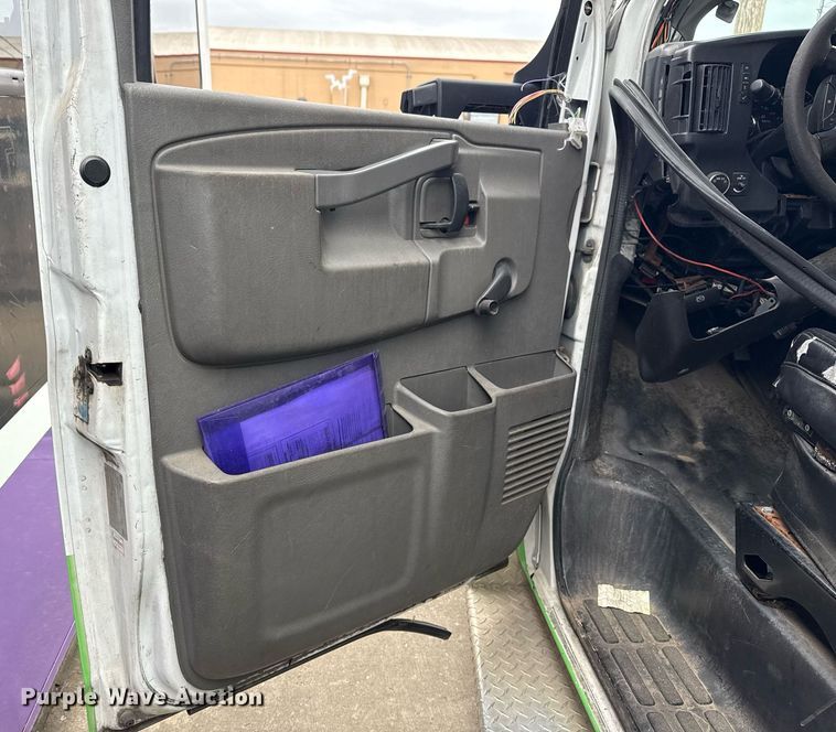 image for item DM5731 2016 Chevrolet Express G4500 shuttle bus