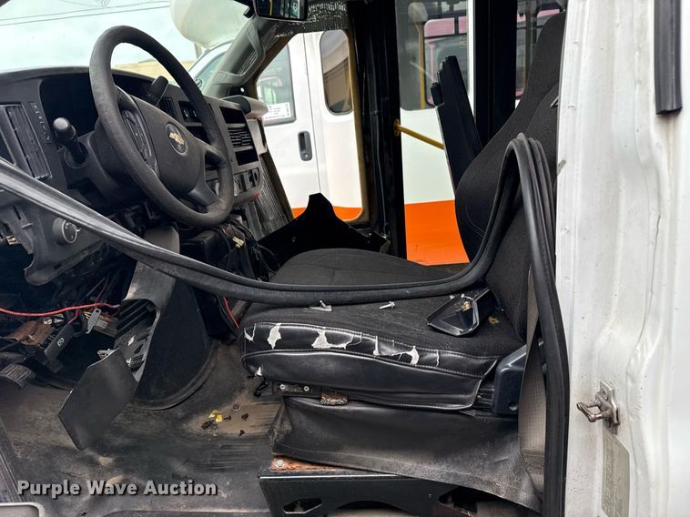 image for item DM5731 2016 Chevrolet Express G4500 shuttle bus