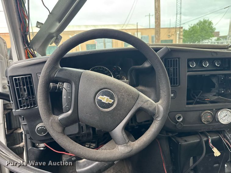 image for item DM5731 2016 Chevrolet Express G4500 shuttle bus