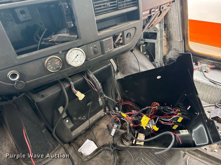 image for item DM5731 2016 Chevrolet Express G4500 shuttle bus