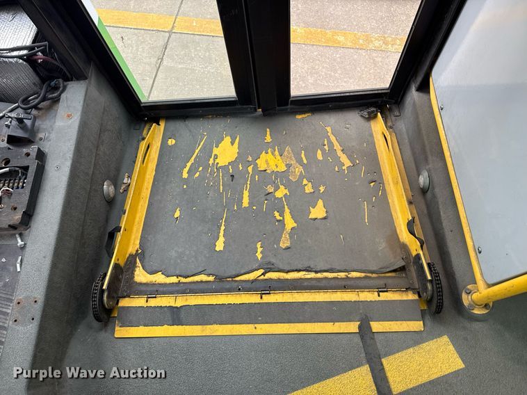 image for item DM5731 2016 Chevrolet Express G4500 shuttle bus