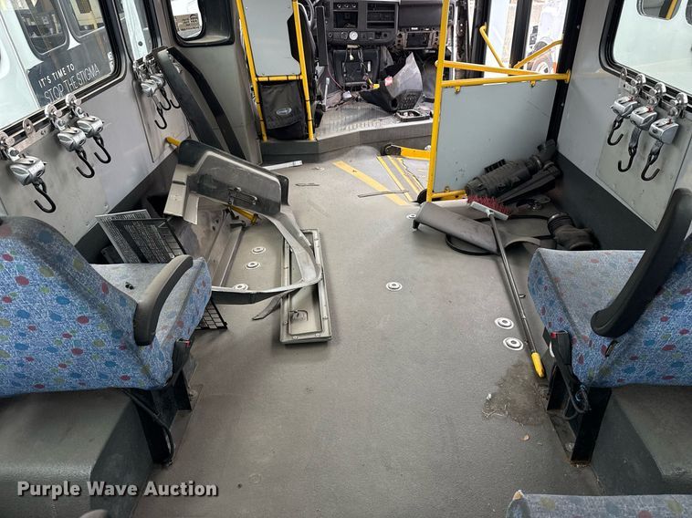 image for item DM5731 2016 Chevrolet Express G4500 shuttle bus