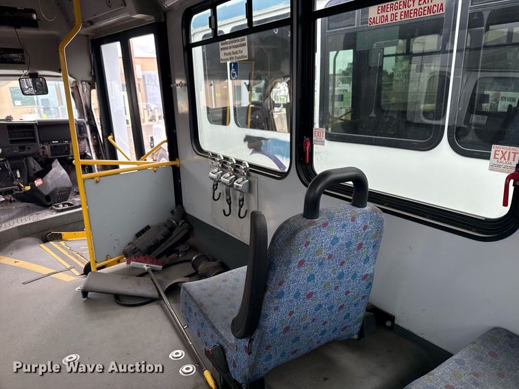 image for item DM5731 2016 Chevrolet Express G4500 shuttle bus