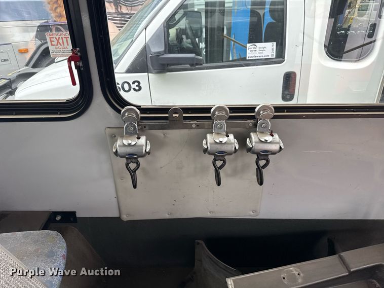 image for item DM5731 2016 Chevrolet Express G4500 shuttle bus