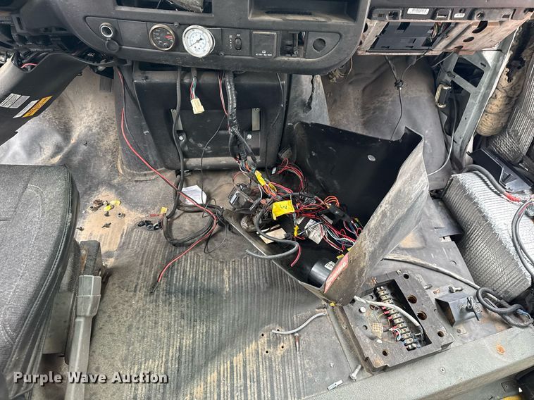 image for item DM5731 2016 Chevrolet Express G4500 shuttle bus