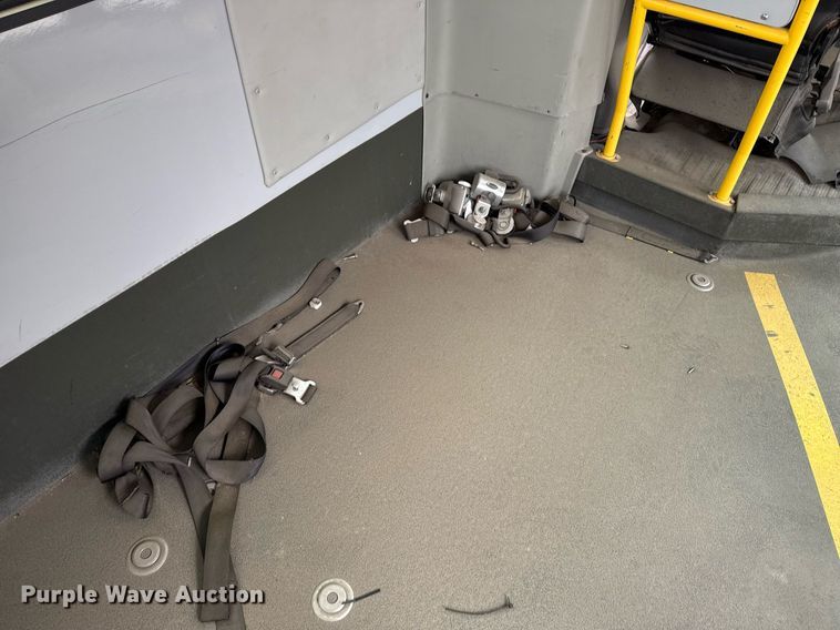 image for item DM5732 2016 Chevrolet Express G4500 shuttle bus