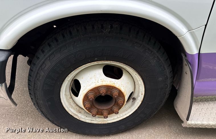 image for item DM5732 2016 Chevrolet Express G4500 shuttle bus