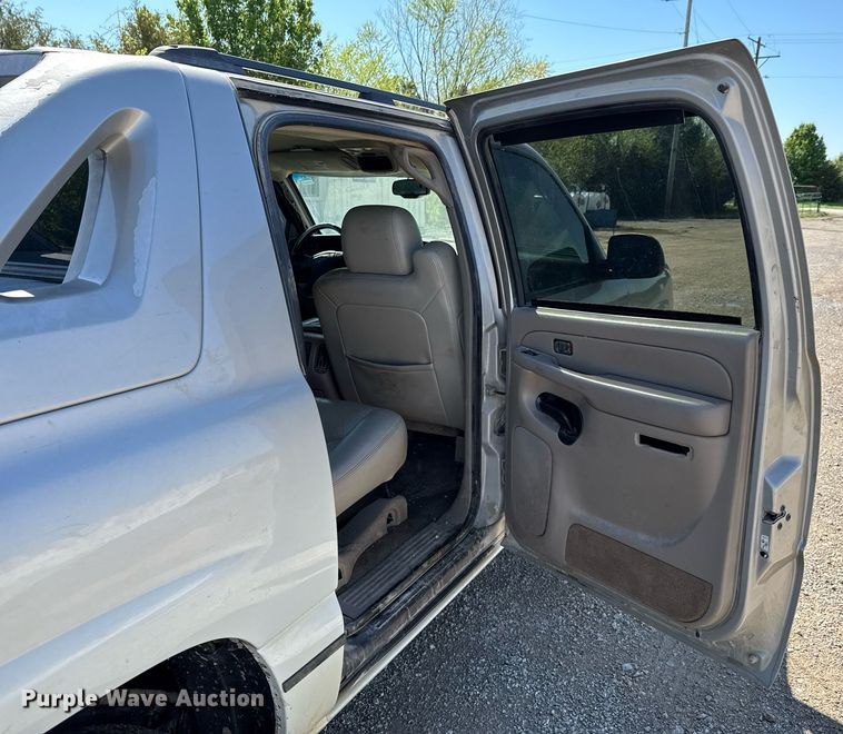 image for item DO0929 2005 Chevrolet Avalanche 1500 Crew Cab pickup truck