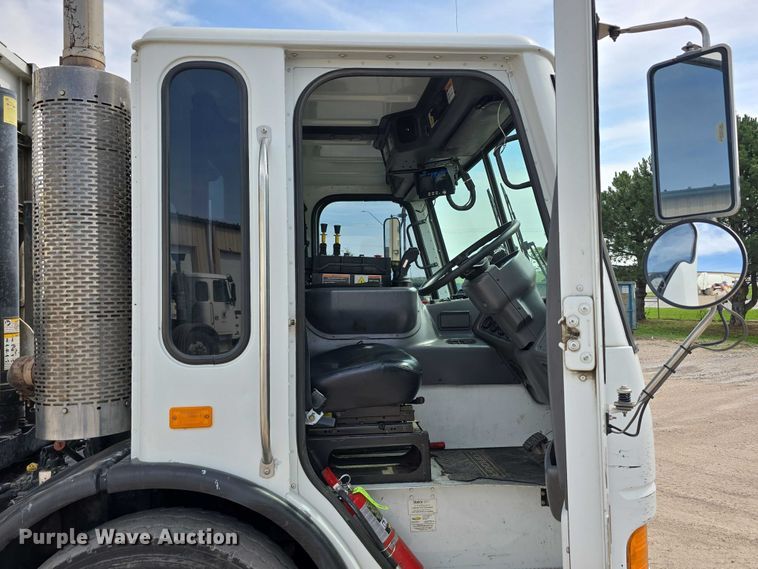 image for item DT6910 2008 American LaFrance Condor refuse truck