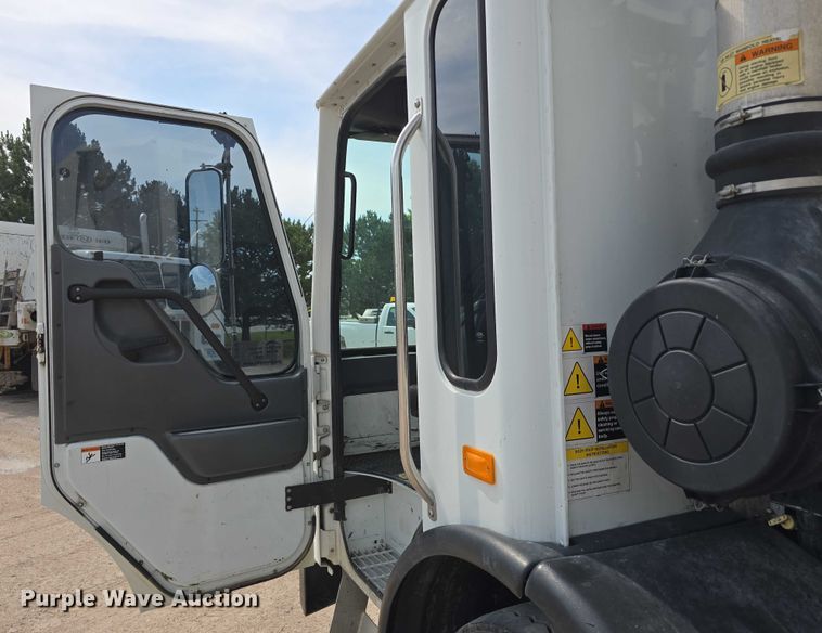 image for item DT6910 2008 American LaFrance Condor refuse truck