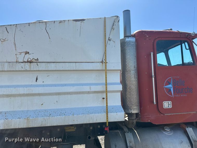 image for item DT7171 1987 Freightliner FLC dump truck