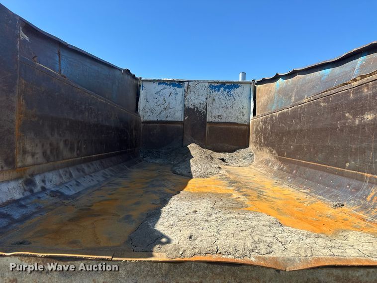 image for item DT7171 1987 Freightliner FLC dump truck