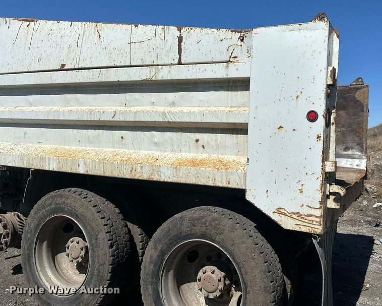 image for item DT7171 1987 Freightliner FLC dump truck