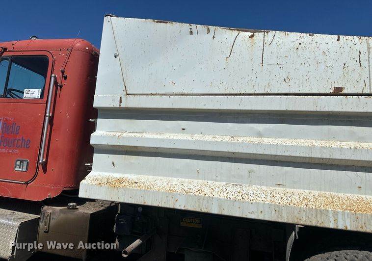 image for item DT7171 1987 Freightliner FLC dump truck
