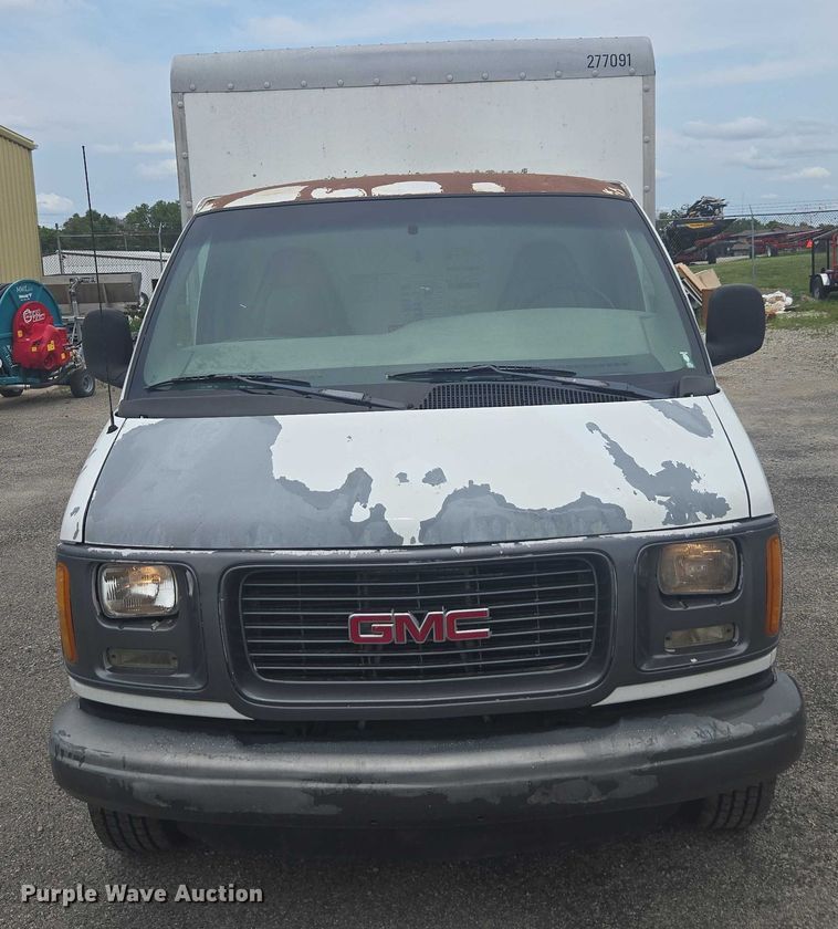 image for item DU7823 2001 GMC Savana G3500 box truck