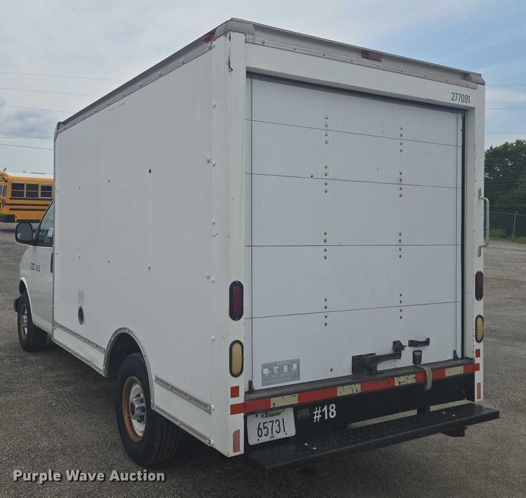 image for item DU7823 2001 GMC Savana G3500 box truck