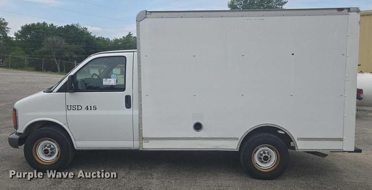 image for item DU7823 2001 GMC Savana G3500 box truck