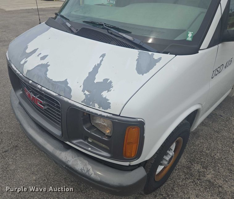 image for item DU7823 2001 GMC Savana G3500 box truck