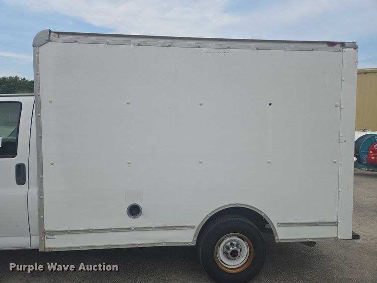 image for item DU7823 2001 GMC Savana G3500 box truck