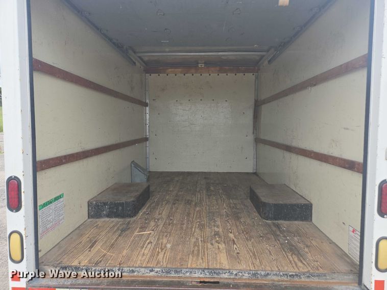 image for item DU7823 2001 GMC Savana G3500 box truck