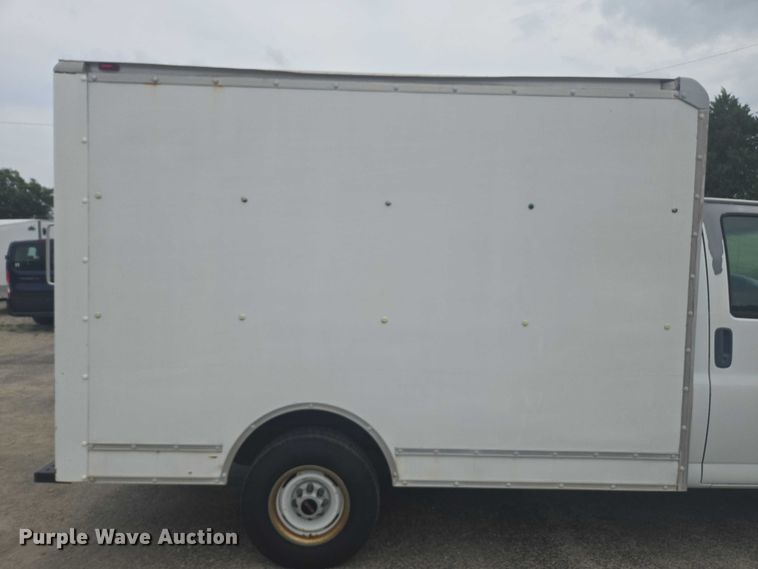 image for item DU7823 2001 GMC Savana G3500 box truck