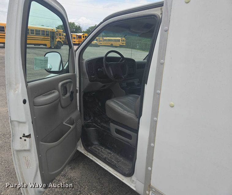 image for item DU7823 2001 GMC Savana G3500 box truck
