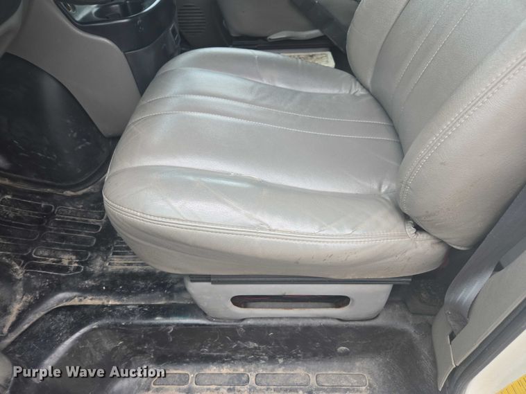 image for item DU7823 2001 GMC Savana G3500 box truck