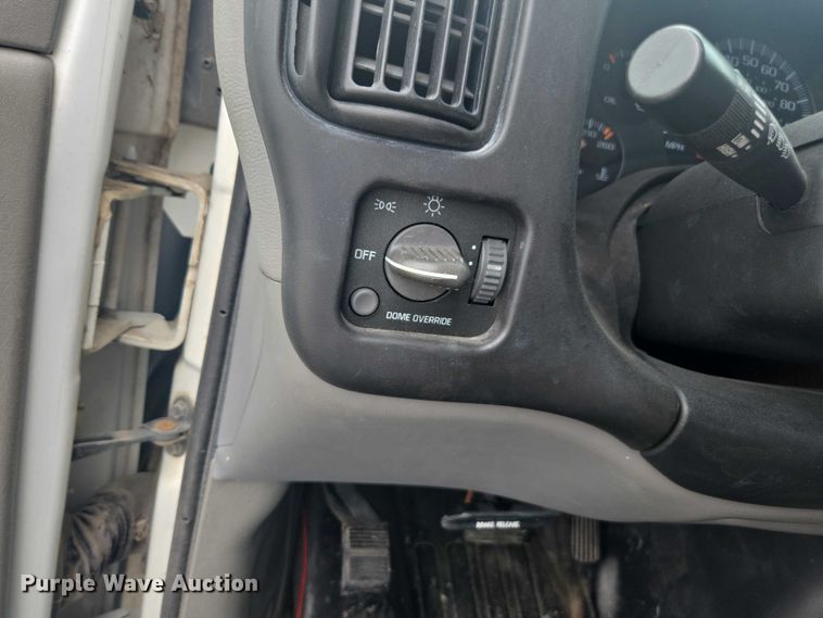 image for item DU7823 2001 GMC Savana G3500 box truck