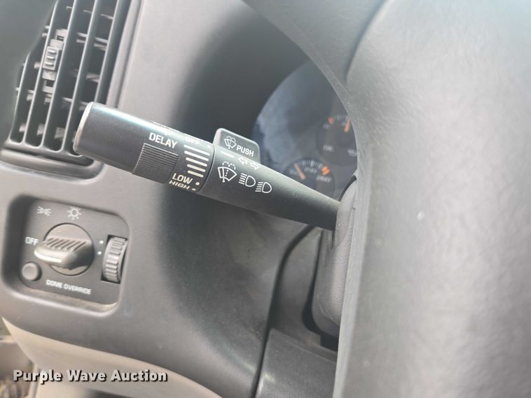 image for item DU7823 2001 GMC Savana G3500 box truck