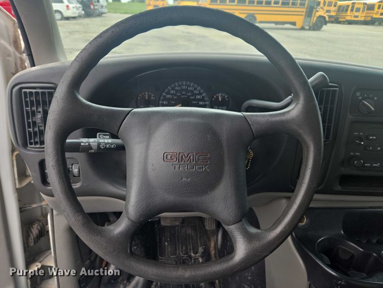 image for item DU7823 2001 GMC Savana G3500 box truck