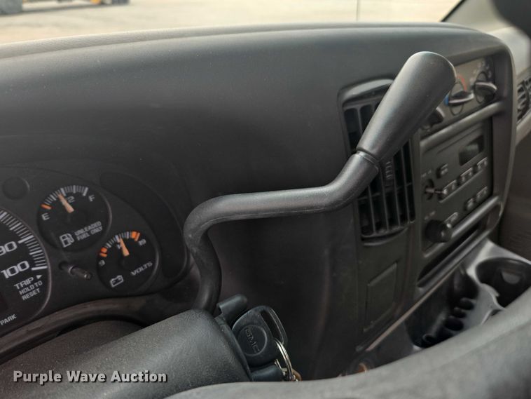 image for item DU7823 2001 GMC Savana G3500 box truck
