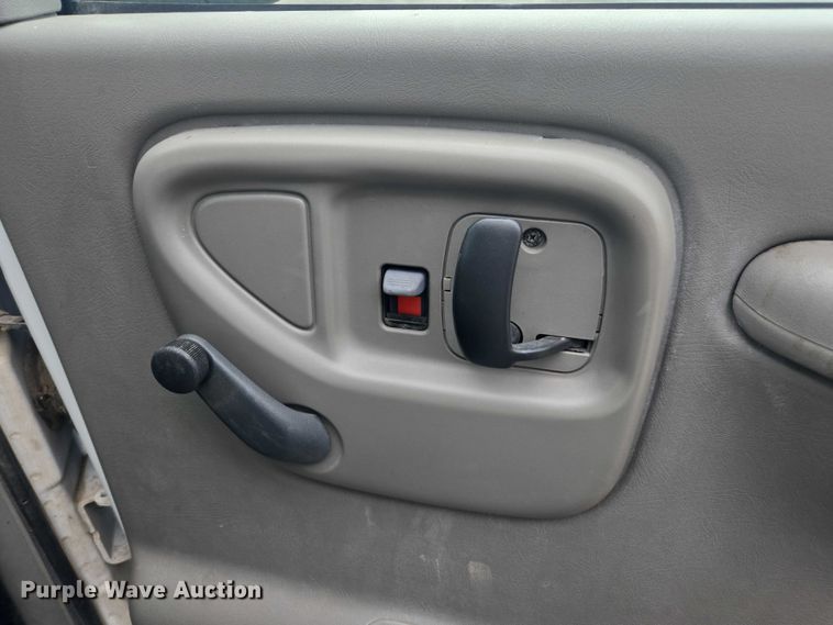 image for item DU7823 2001 GMC Savana G3500 box truck