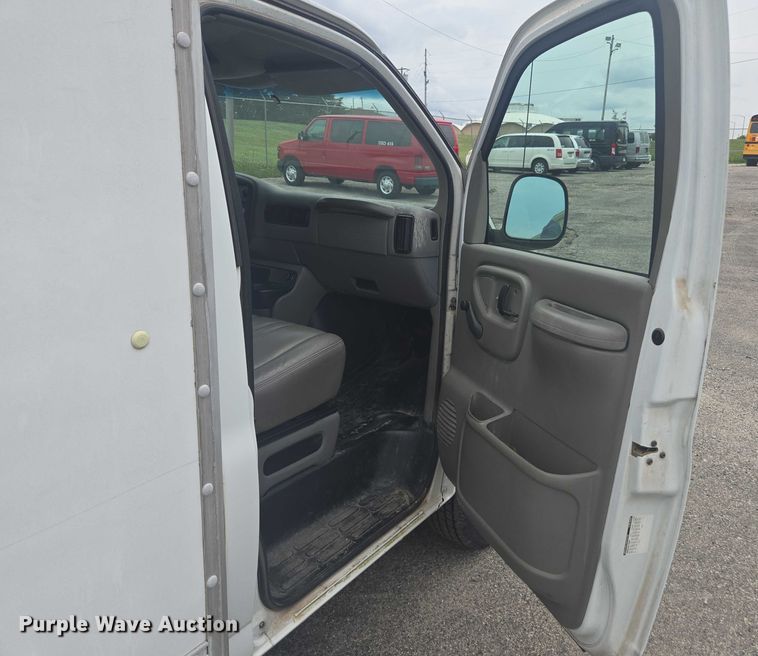 image for item DU7823 2001 GMC Savana G3500 box truck