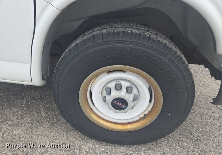 image for item DU7823 2001 GMC Savana G3500 box truck