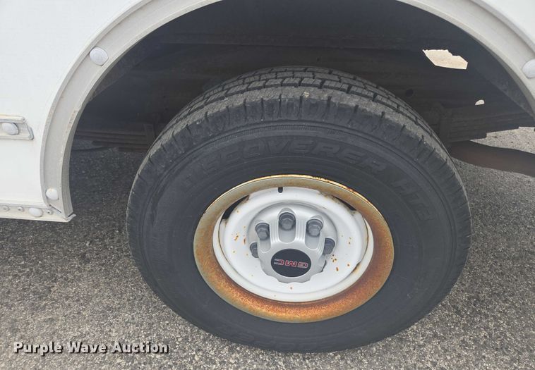 image for item DU7823 2001 GMC Savana G3500 box truck