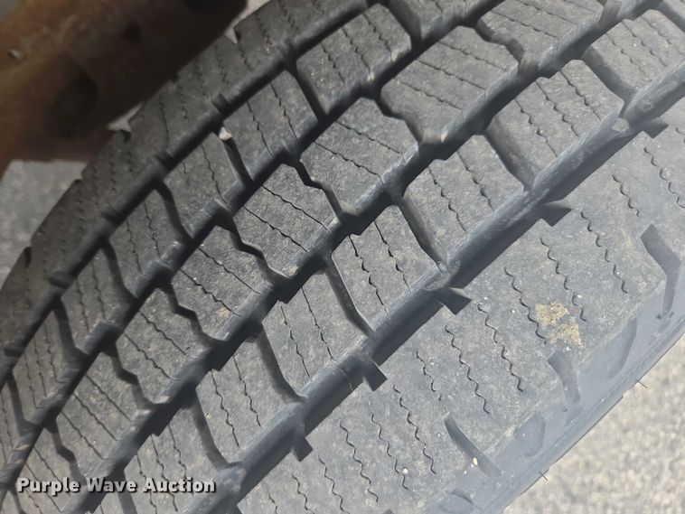 image for item DU7823 2001 GMC Savana G3500 box truck