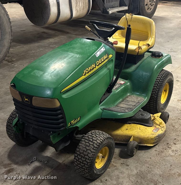 image for item DU9834 1999 John Deere LT166 lawn mower