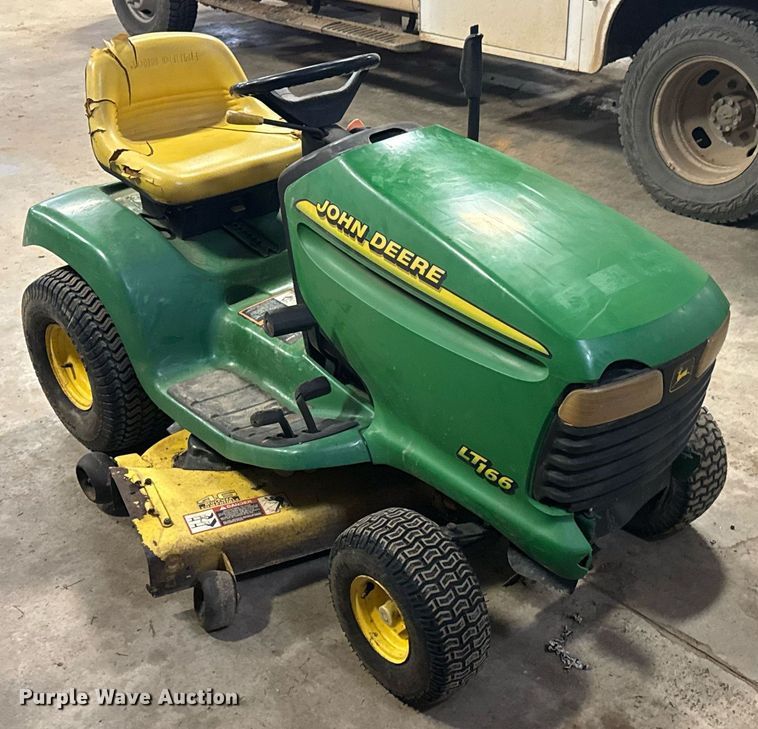 image for item DU9834 1999 John Deere LT166 lawn mower