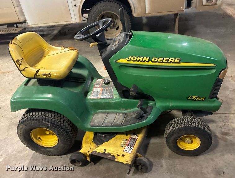 image for item DU9834 1999 John Deere LT166 lawn mower