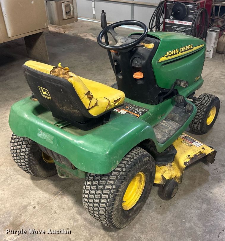 image for item DU9834 1999 John Deere LT166 lawn mower