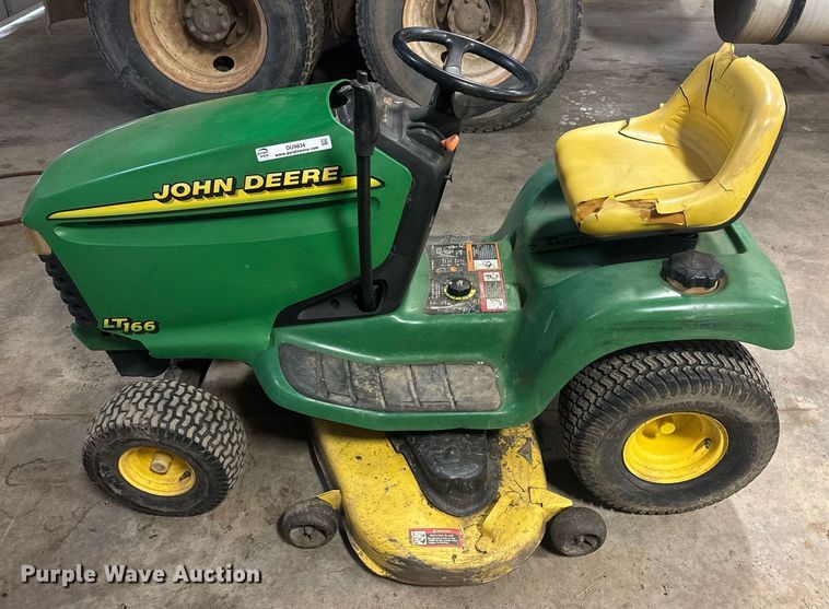 image for item DU9834 1999 John Deere LT166 lawn mower