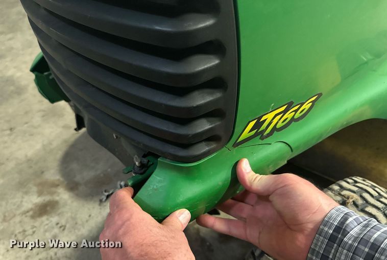 image for item DU9834 1999 John Deere LT166 lawn mower