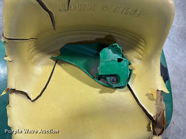 image for item DU9834 1999 John Deere LT166 lawn mower